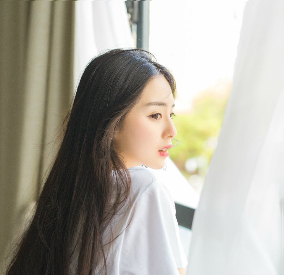 男女间不存在也不可能存在友谊，所谓男女之间的友谊，不外是爱情的初步或剩余，或许就是爱情自身。